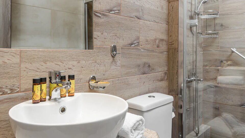 Tiara Holidays - Oasis Apartments - Family De Luxe Apartment - bathroom